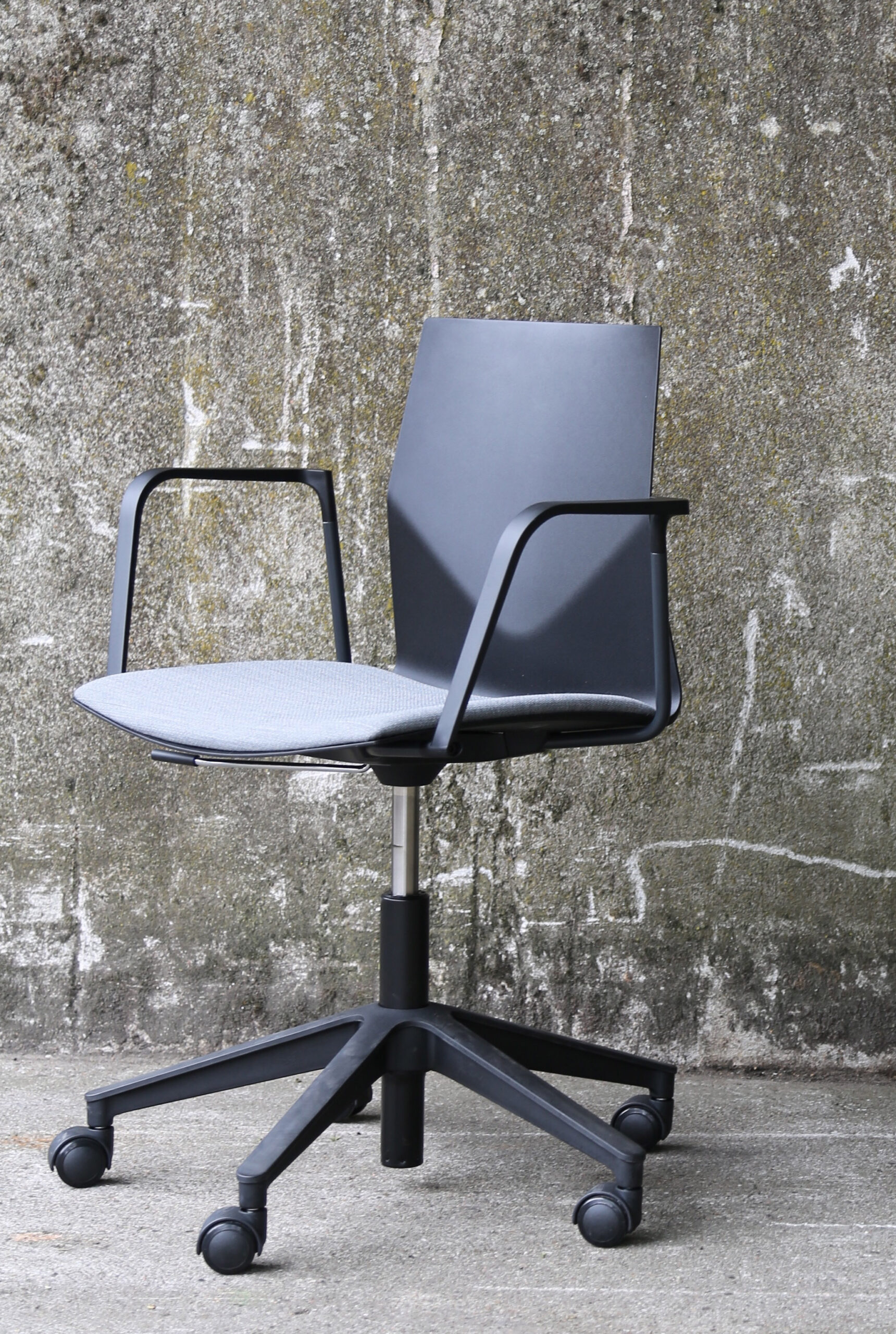 OCEE&FOUR – Chairs – FourCast 2 Wheeler – Lifestyle Image 4