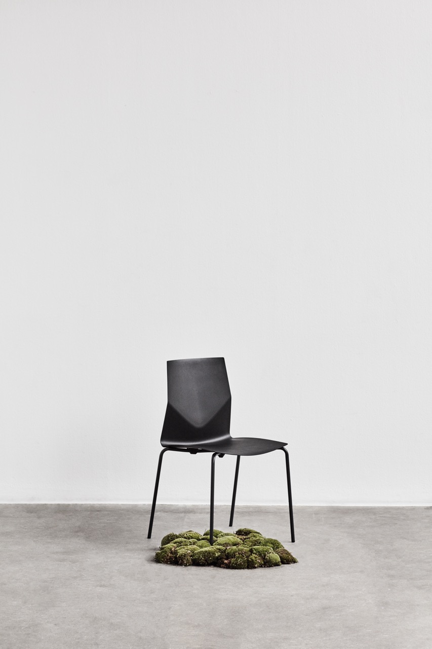 OCEE&FOUR – Chairs – FourCast 2 Four EU Ecolabel – Lifestyle Image 1 Large