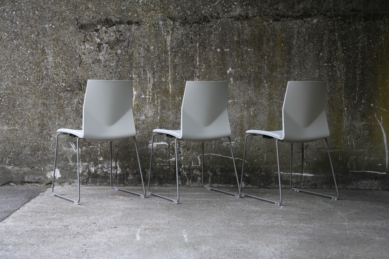 OCEE&FOUR – Chairs – FourCast 2 Line – Lifestyle Image 1 Large