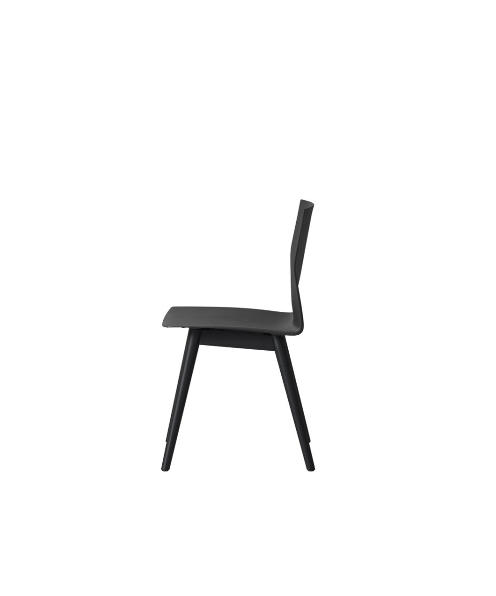 OCEE&FOUR – Chairs – FourCast 2 Four – Plastic shell - Black oak frame - Packshot Image 3 Large