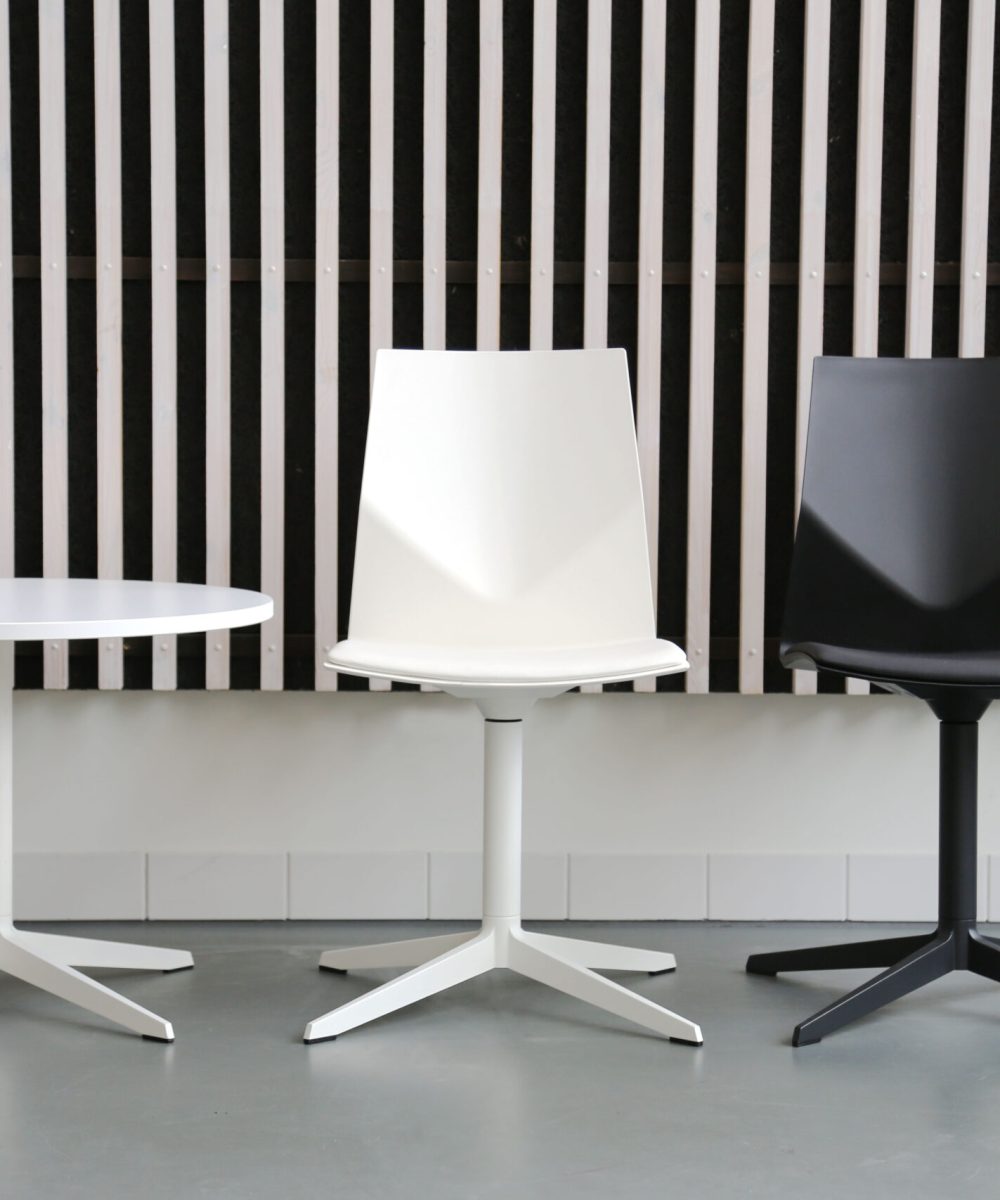 OCEE&FOUR – Chairs – FourCast 2 Lounge – Lifestyle Image 1