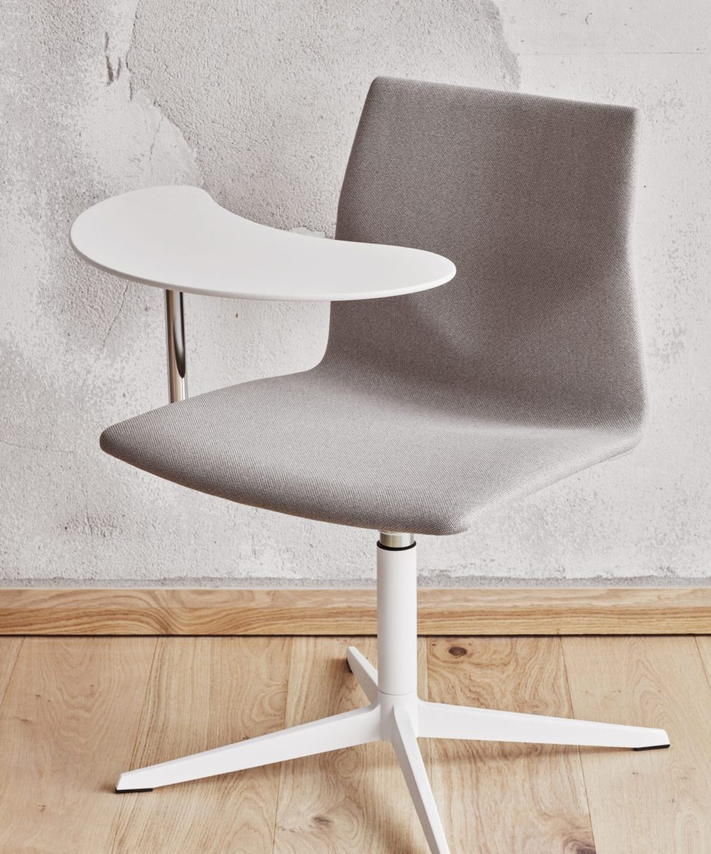 OCEE&FOUR – Chairs – FourCast 2 Lounge – Lifestyle Image 2