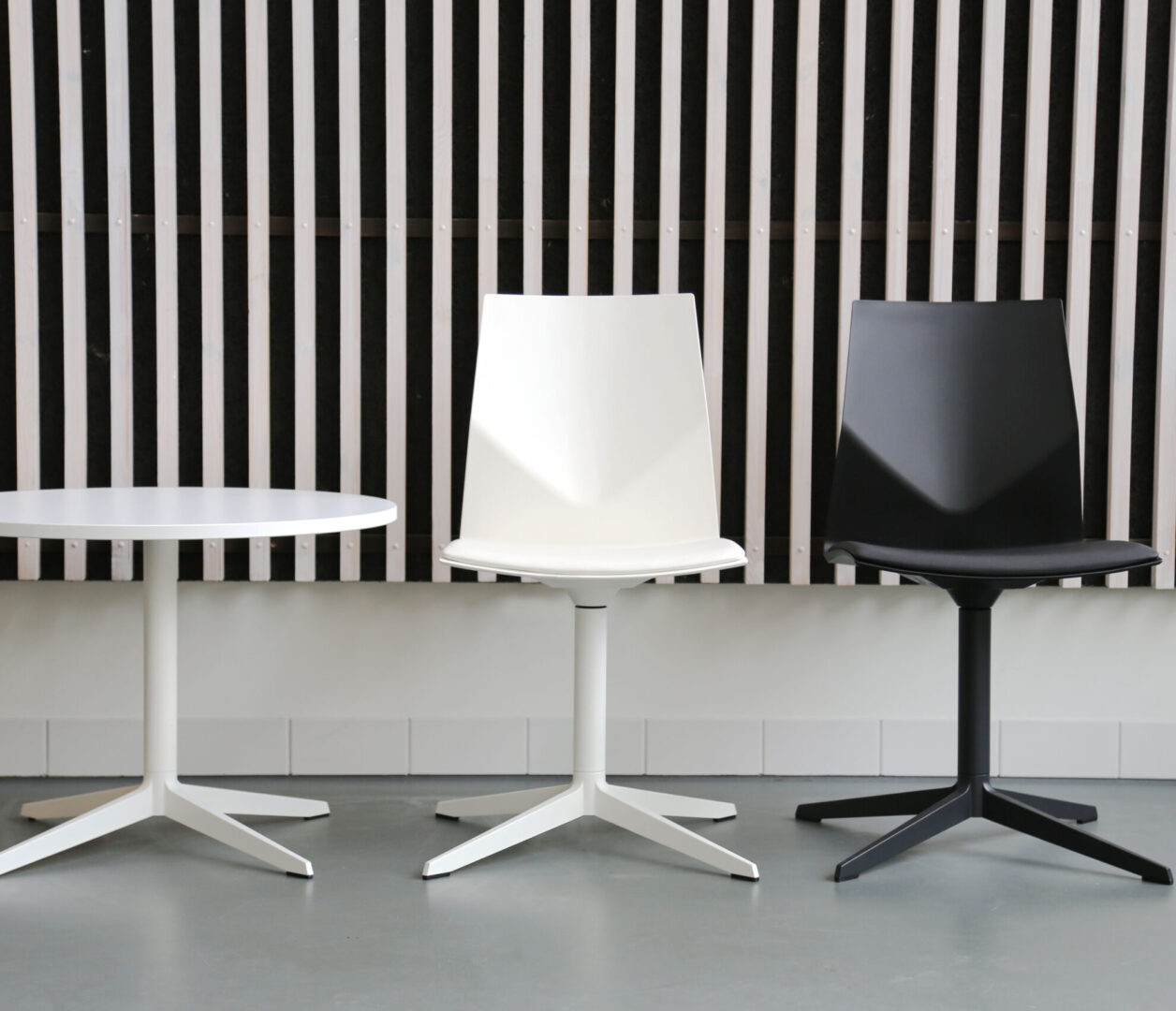 OCEE&FOUR – Chairs – FourCast 2 Lounge – Lifestyle Image 1