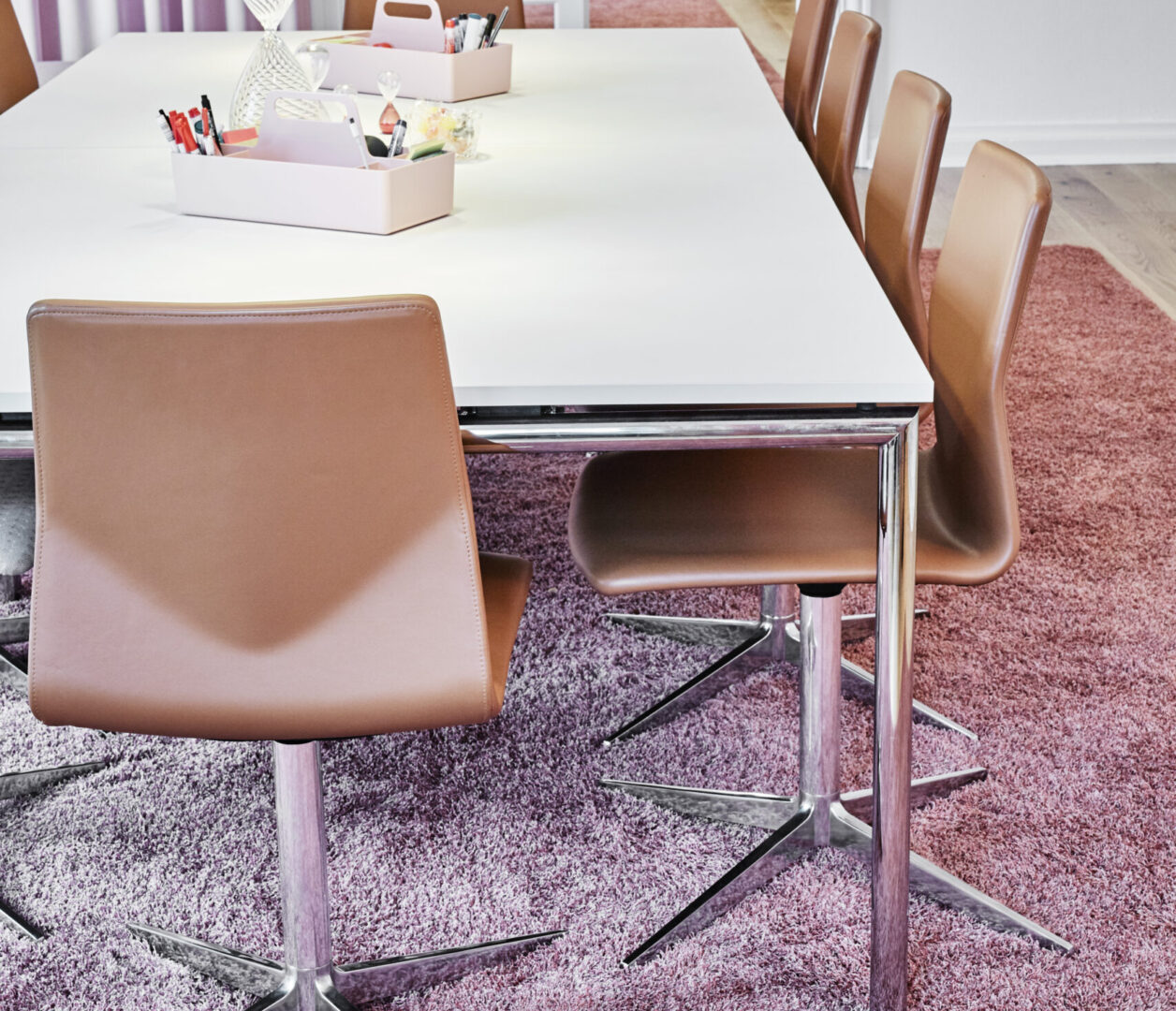 OCEE&FOUR – Tables – FourMeeting – Lifestyle Image 1