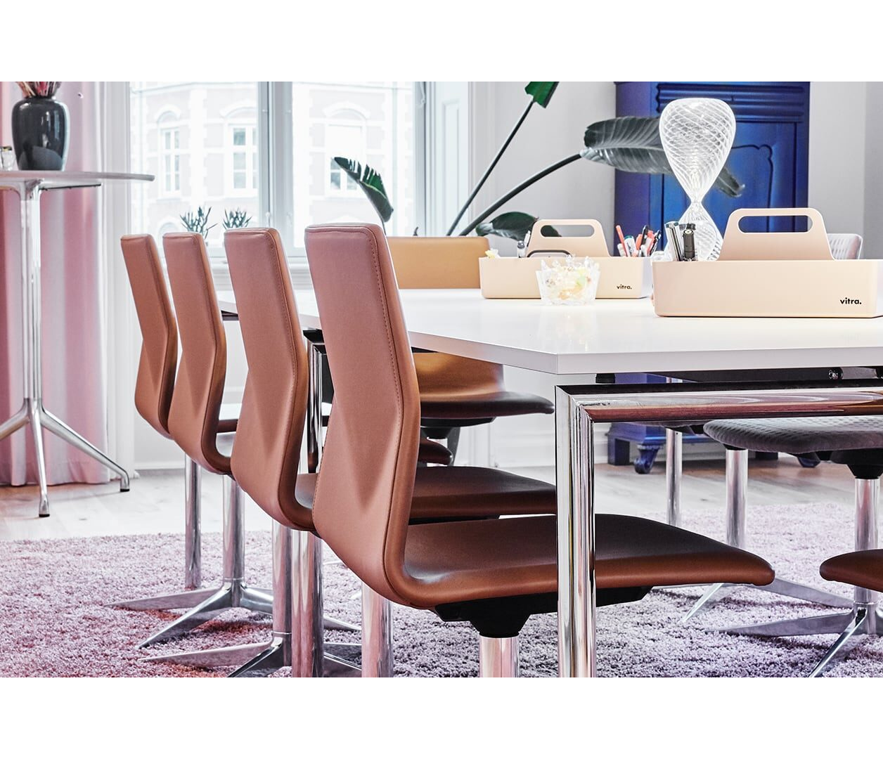 OCEE&FOUR – Tables – FourMeeting – Lifestyle Image 3