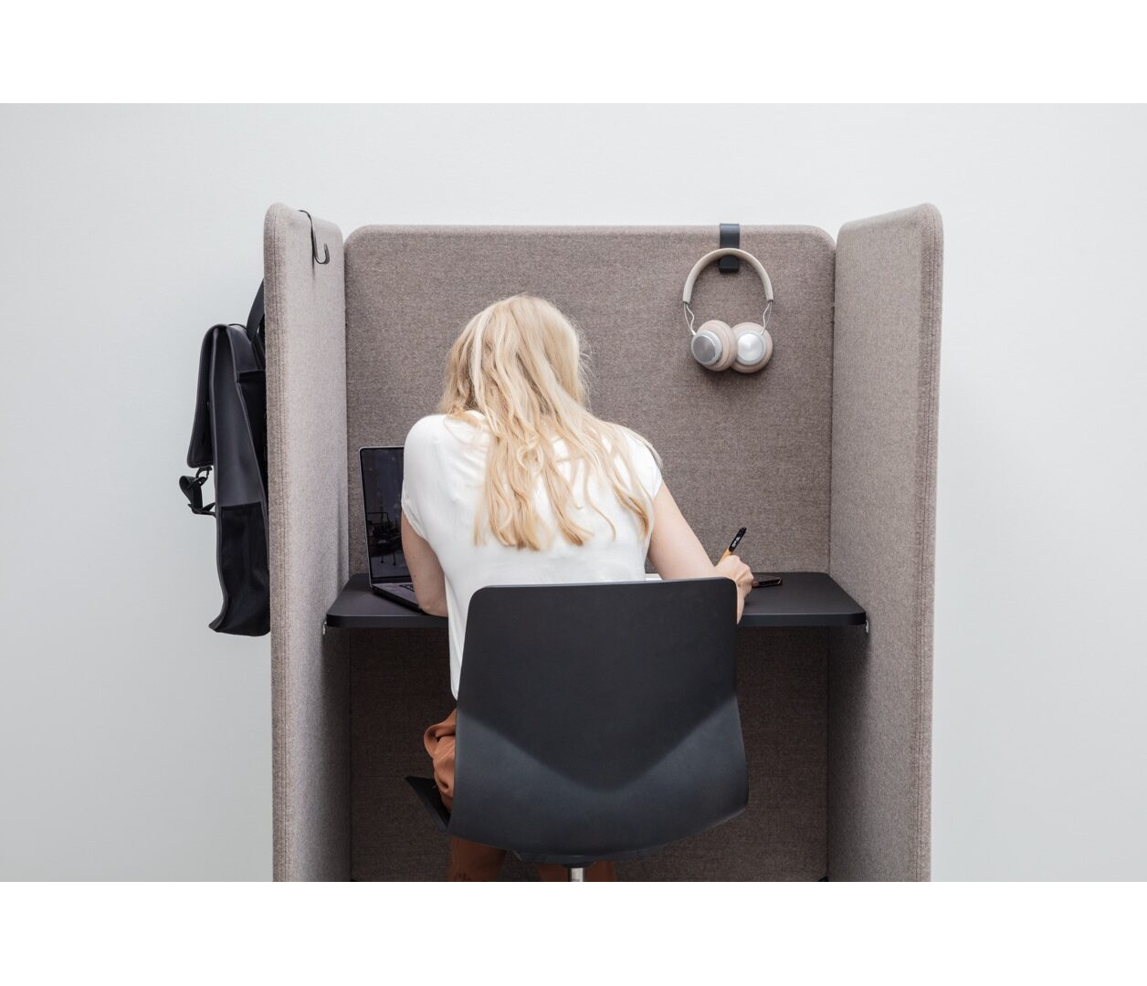 OCEE&FOUR – Work & Study Booths – FourPeople Study Booth – Lifestyle Image 2 Large