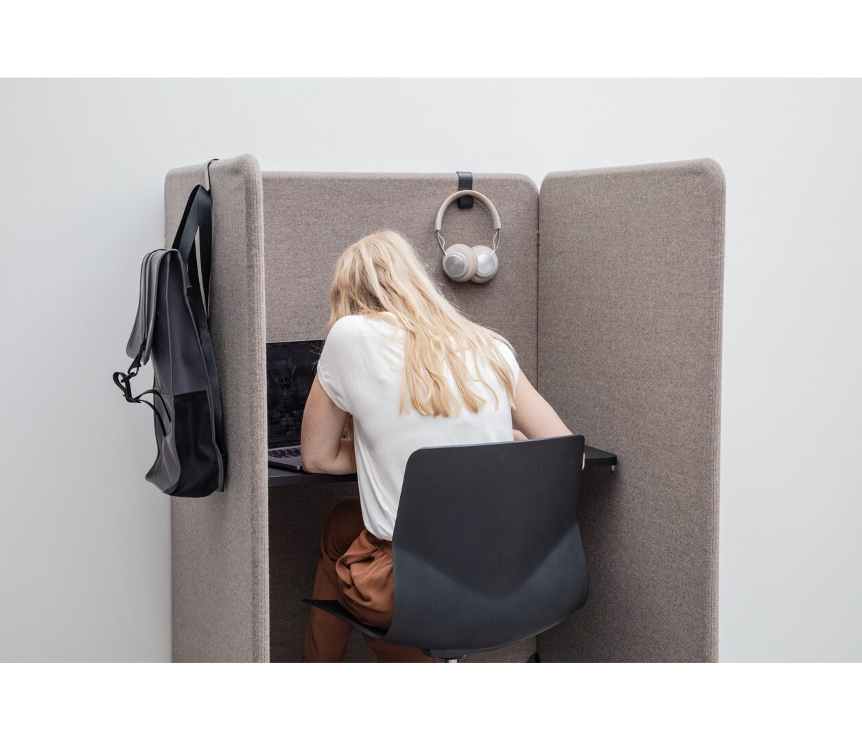OCEE&FOUR – Work & Study Booths – FourPeople Study Booth – Lifestyle Image 3 Large